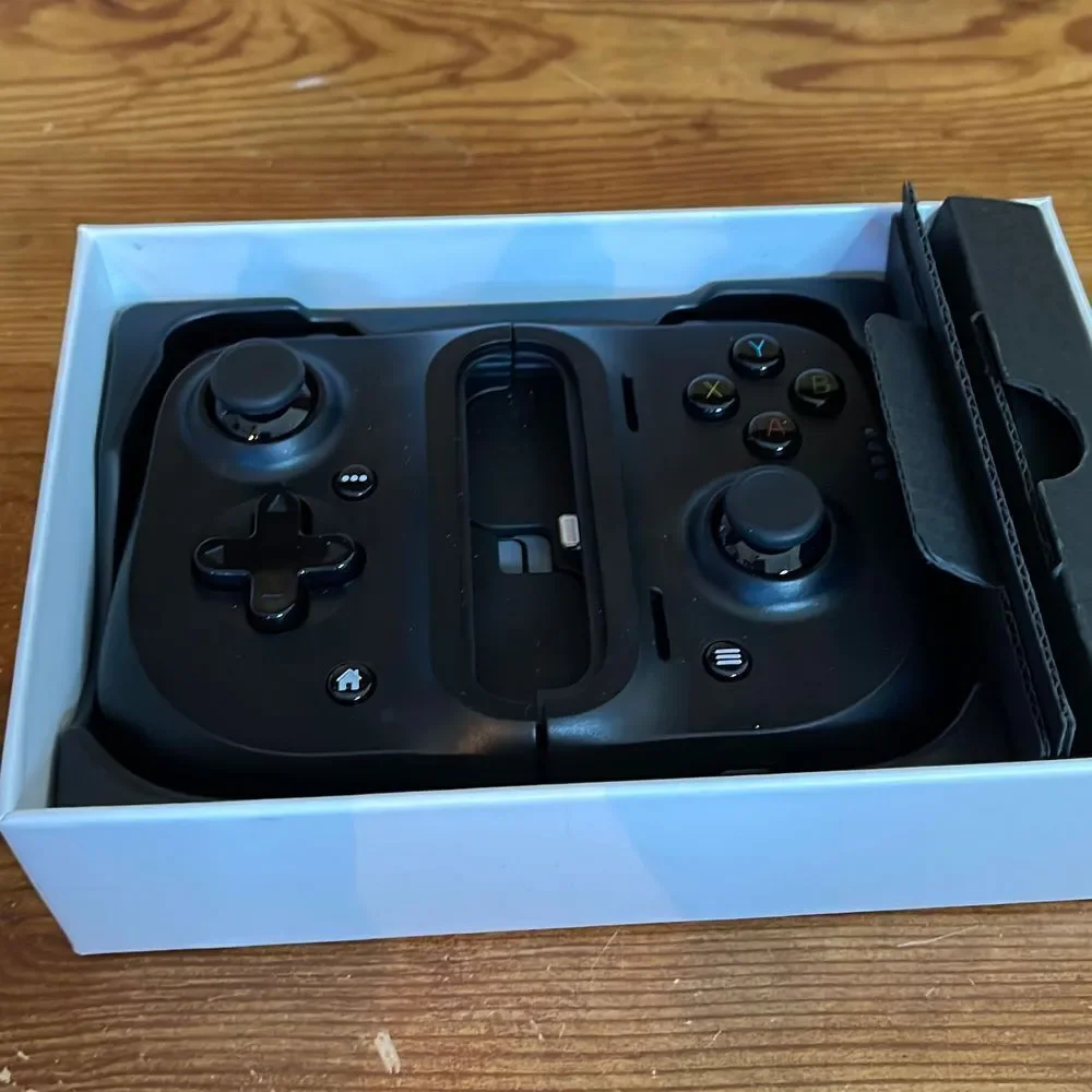Razer Kishi‎ Mobile Game controller for iPhone iOS Lightning port pass through